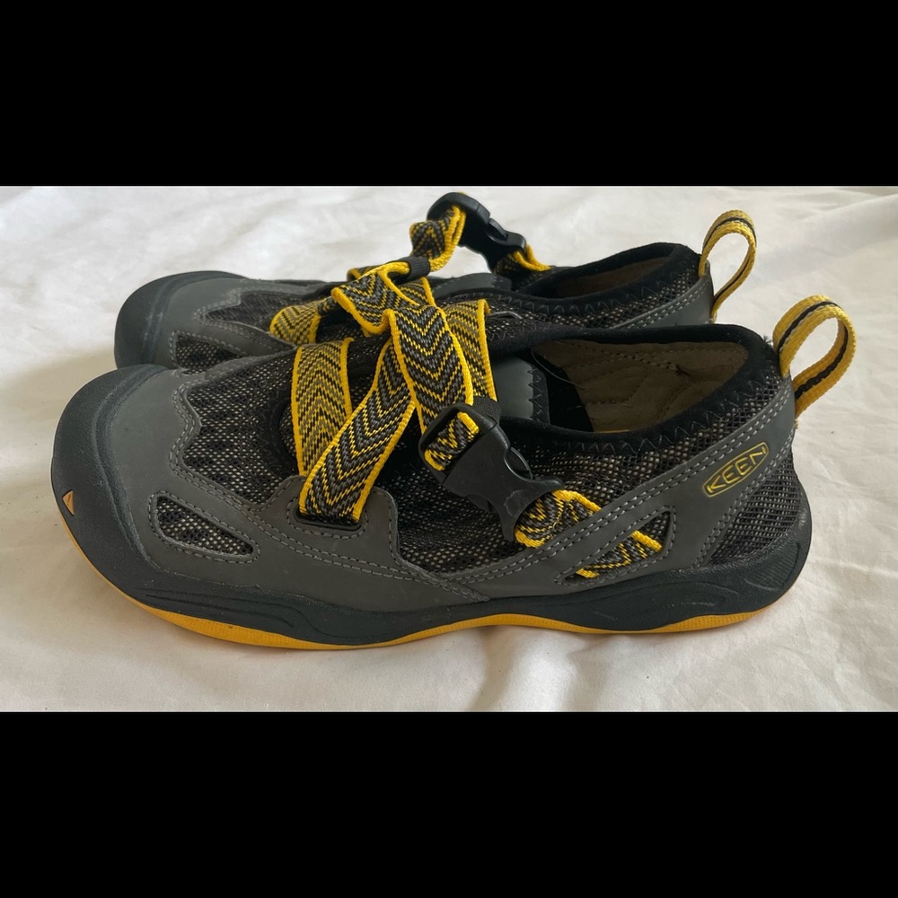 Child Keen water shoes size 4Y